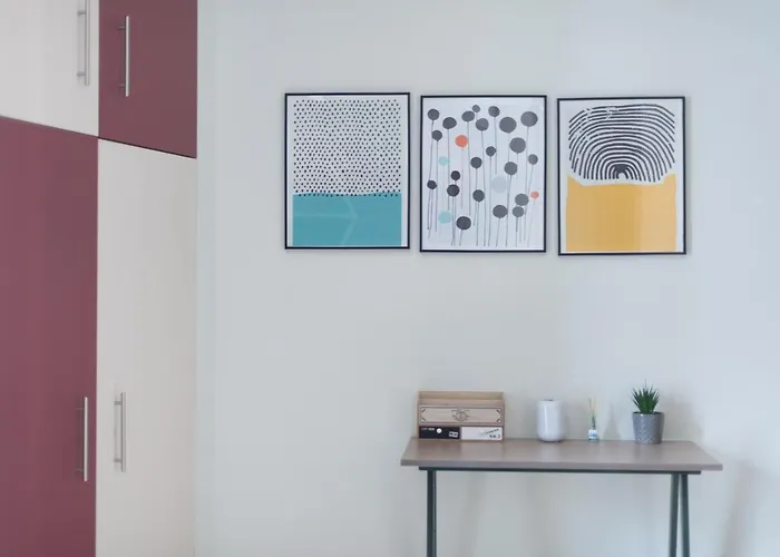 Emerald 110m2 Entire Floor Steps To City's Heart 아파트 *