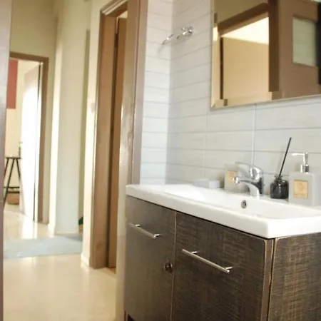 Emerald 110m2 Entire Floor Steps To City's Heart 아파트 칼라마타