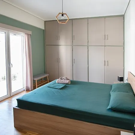 Emerald 110m2 Entire Floor Steps To City's Heart 칼라마타
