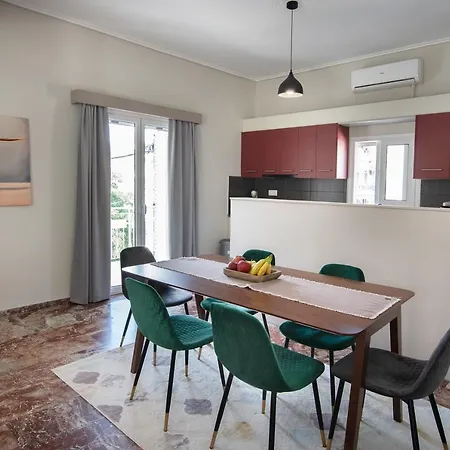 Emerald 110m2 Entire Floor Steps To City's Heart 아파트 *