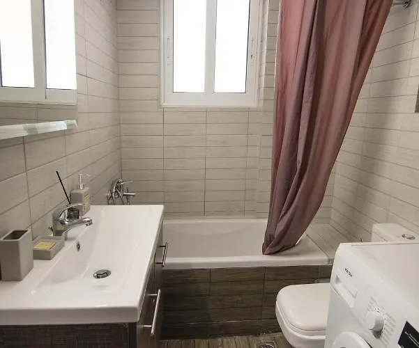 Emerald 110m2 Entire Floor Steps To City's Heart *